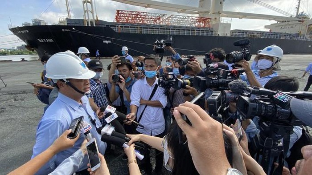 Nguyen Quoc Hung, deputy director of Sai Gon Port JSC, talks about plans to receive the first batch of carriages with the media.