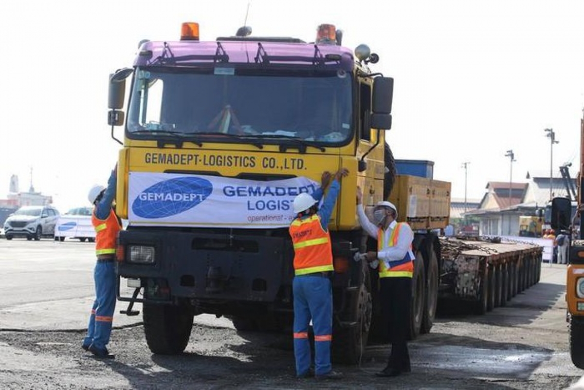 A 32-m long trailer is used to transport the carriages from Khanh Hoi port in District 4 to Long Binh depot in District 9.