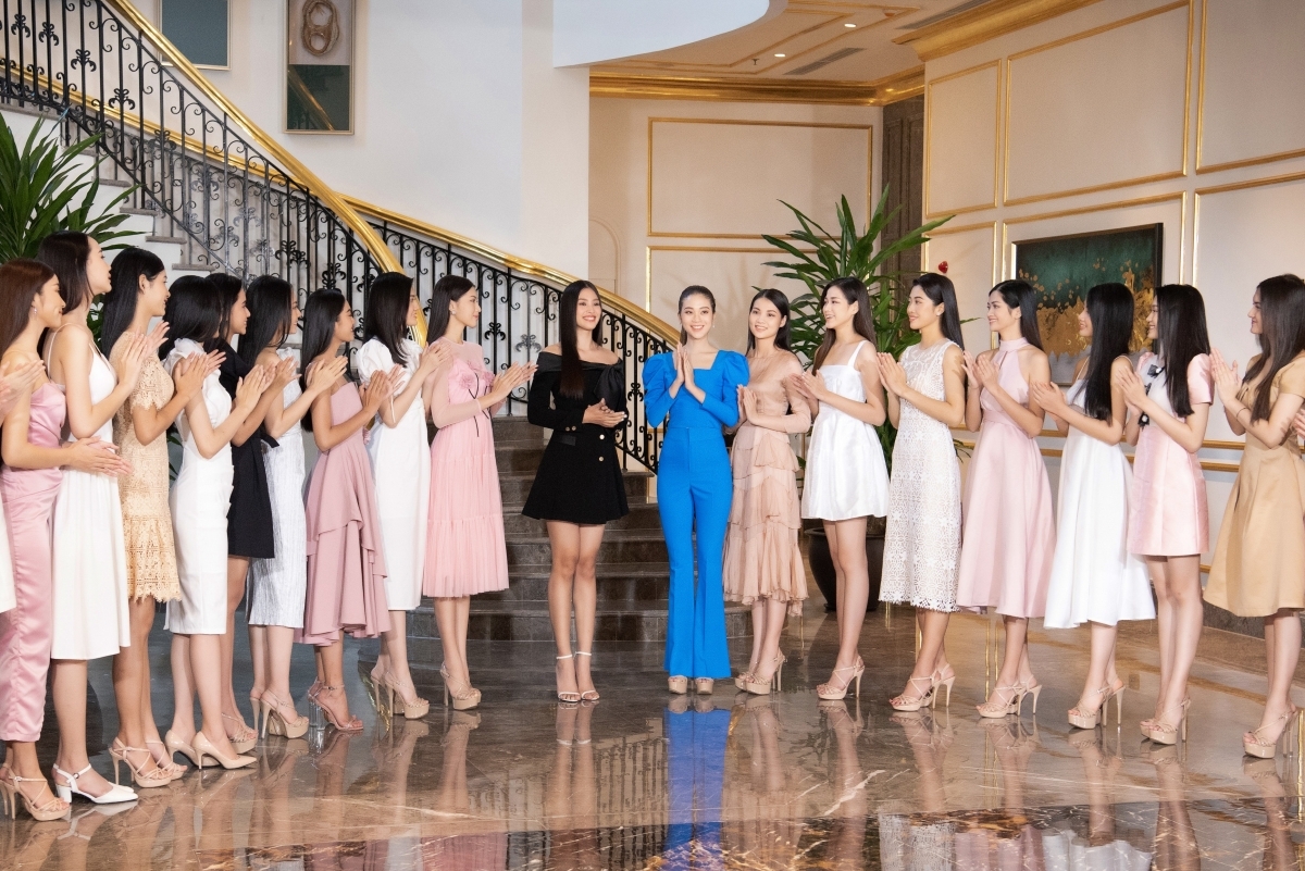 Tieu Vy, Miss Vietnam 2018, dons a black outfit as she hosts the Beauty with a Purpose segment.