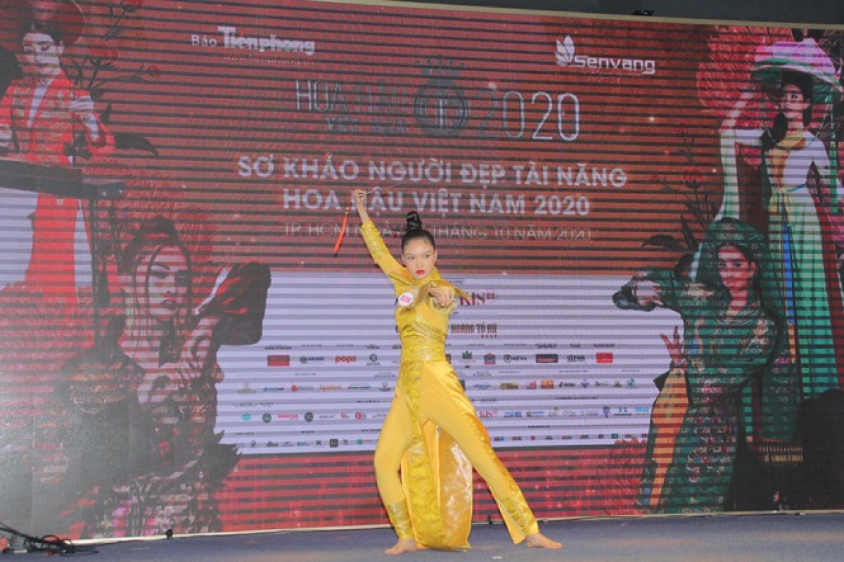 Those in attendance watch Nguyen Thi Phuong as she puts on a traditional dance.