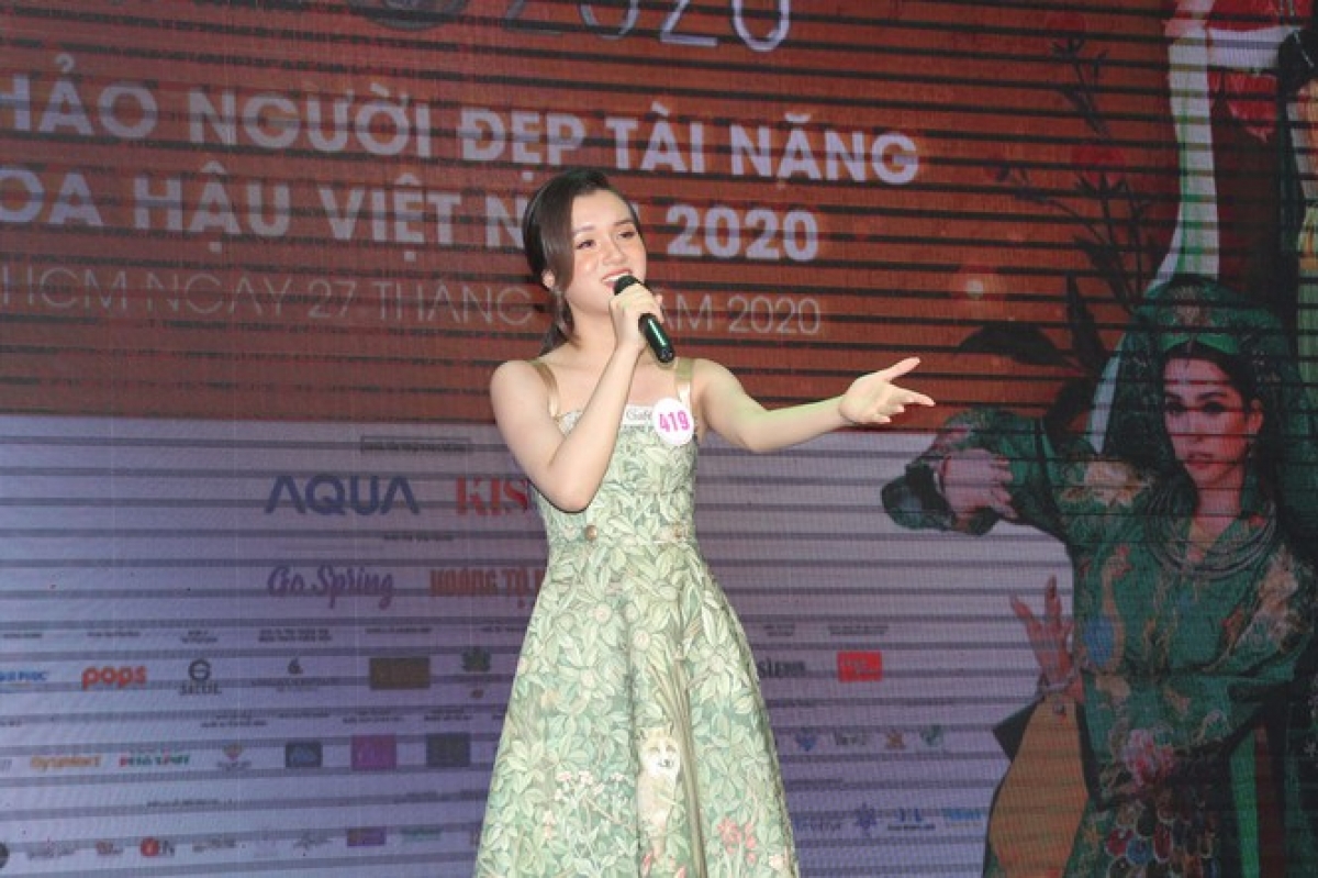 Hoang Tu Quynh gives a performance of the song “Dong xanh”, known as “Green Fields” in English.
