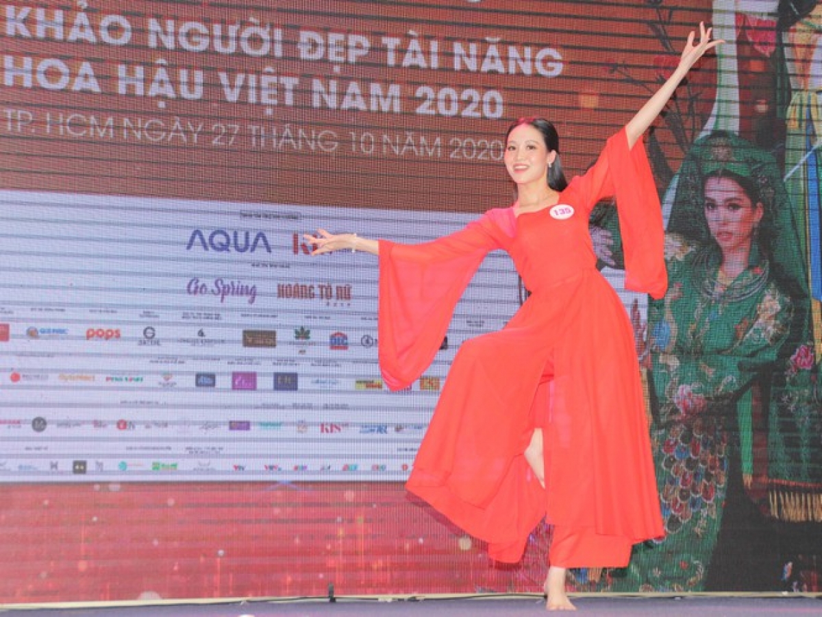 Nguyen Thi Tran Chau puts on a modern dance display.