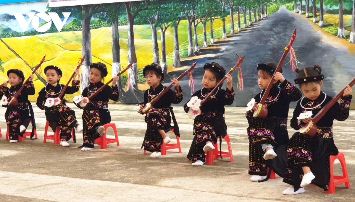 Local kids are confident as they play musical instruments from the Tay ethnic group whilst on stage.