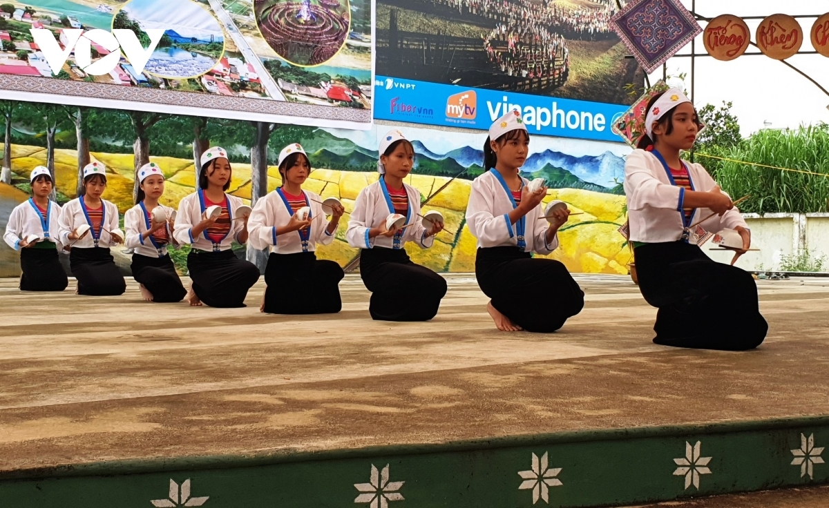 A traditional dance is performed by ethnic Muong girls.