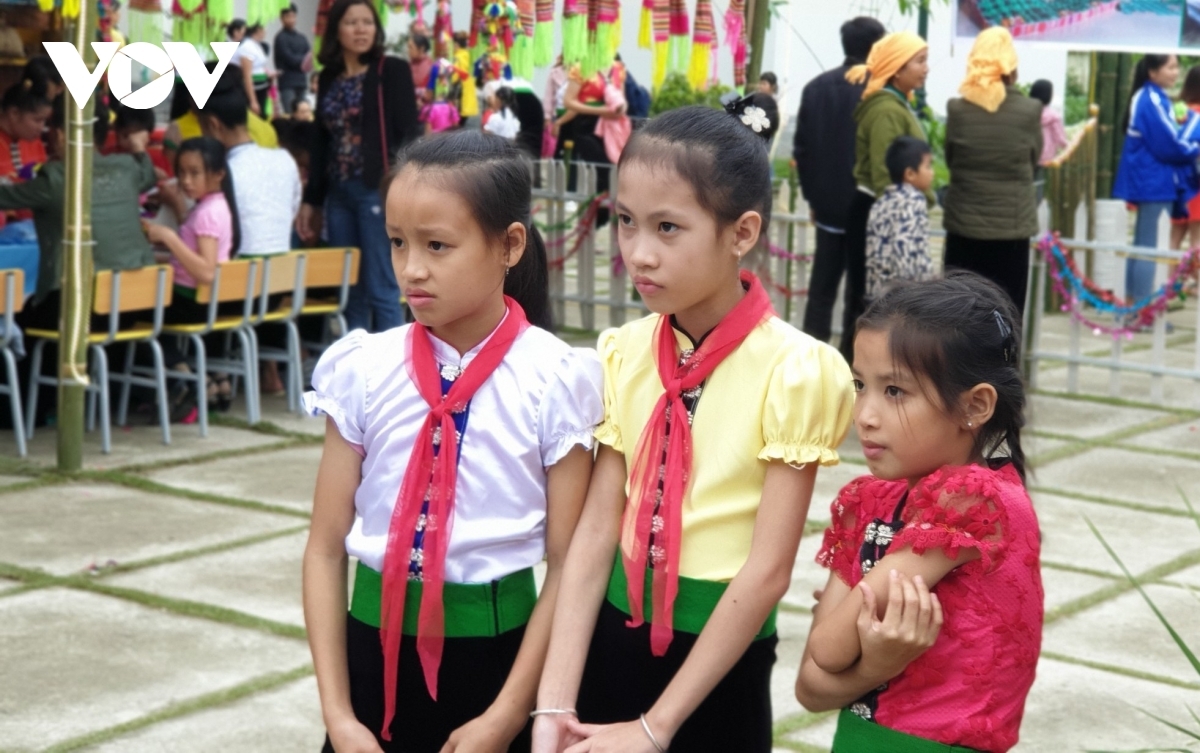 Children attentively watch others perform and learn about the art.