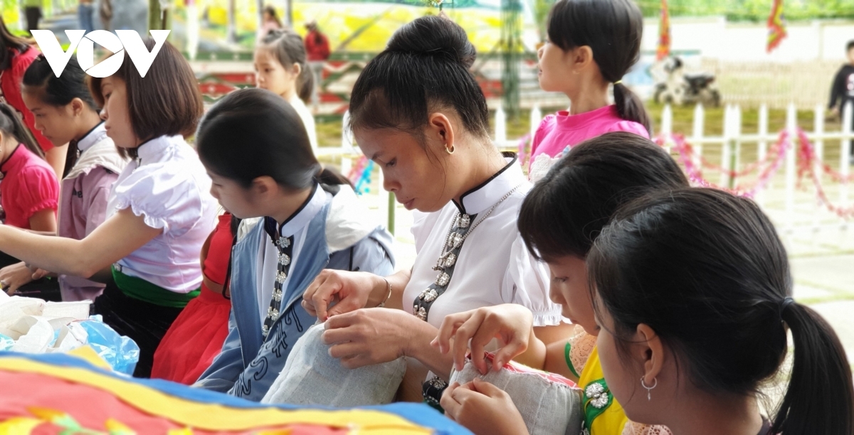Girls practice their embroidery skills in order to produce beautiful brocade items.