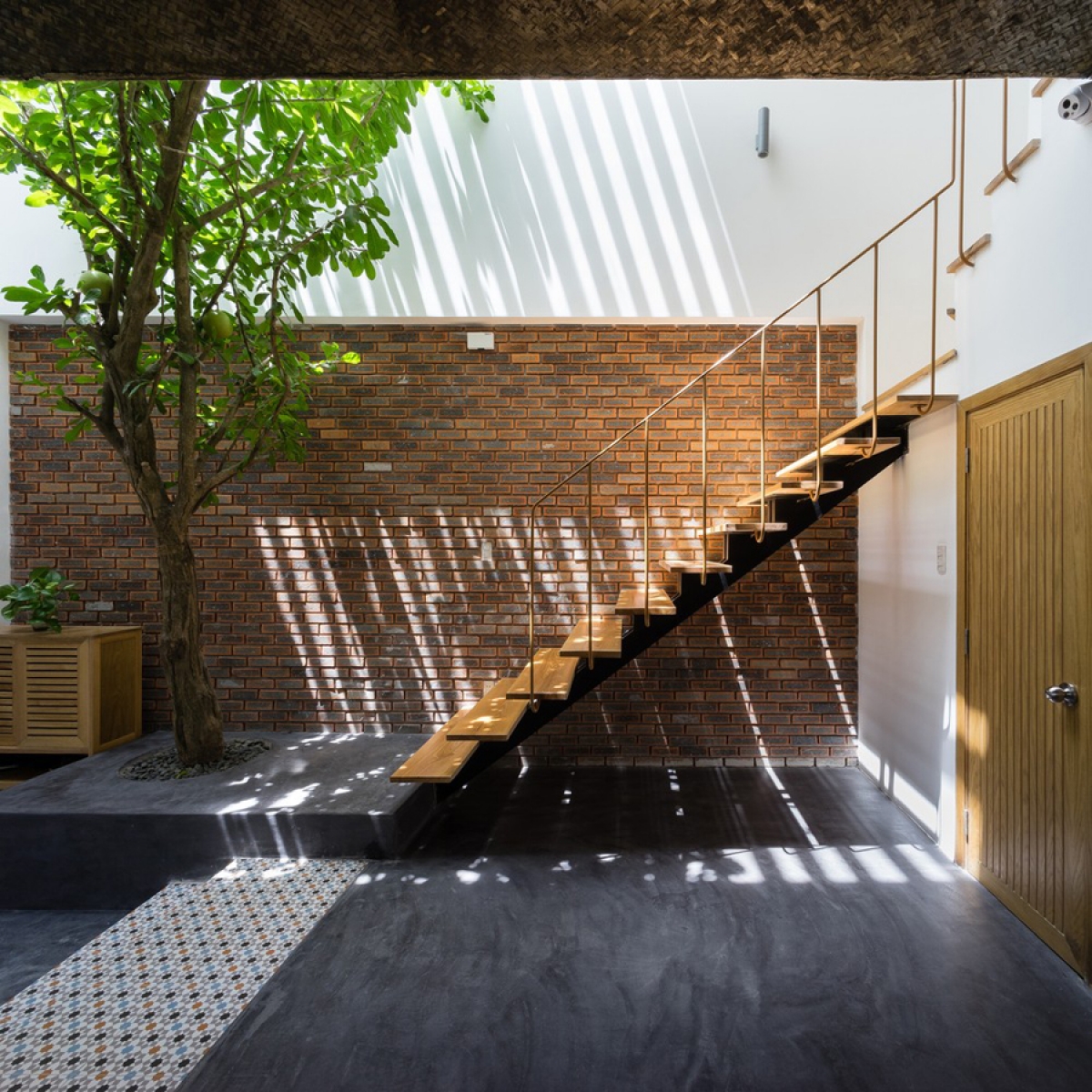 Về tổng thể, ngôi nhà được thiết kế với ý tưởng không gian nhiệt đới, gần gũi với thiên nhiên, đưa nắng gió và cây xanh vào trong nhà. Các chất liệu được sử dụng đa phần mộc mạc giản dị như bê tông trần, gạch trần không trát, gạch bông xi măng, gỗ mộc…