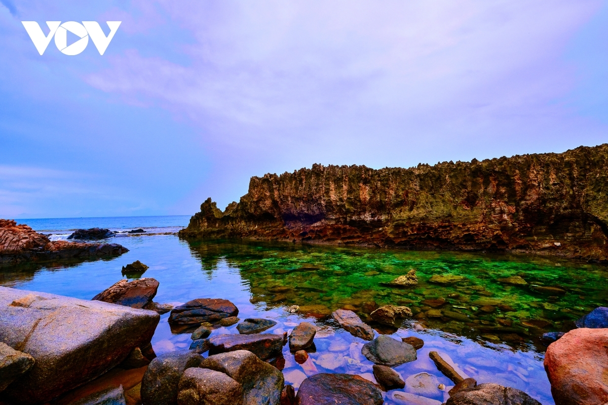 Hang Rai (Rai cave) is a must-see destination in Phan Rang city, a place known as the land of sun and wind. Just 20 km away from the city and on the route to Vinh Hy bay, Rai cave serves to amaze visitors with its natural beauty.