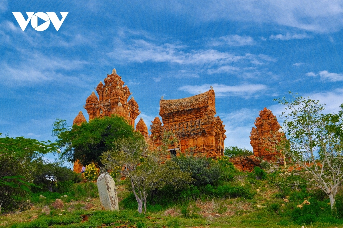 Po Klaong Garai tower complex can be found roughly seven km to the west of the city centre. The tower complex is an attractive destination for visitors who are keen to learn all about the culture of ethnic Cham people.