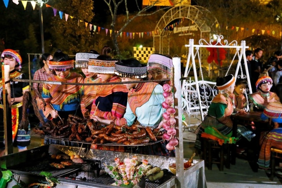 Tourists are able to soak up the festive atmosphere as they witness local ethnic artists perform traditional dances and taste bespoke cuisine from the region at a square situated in the centre of Sa Pa town.