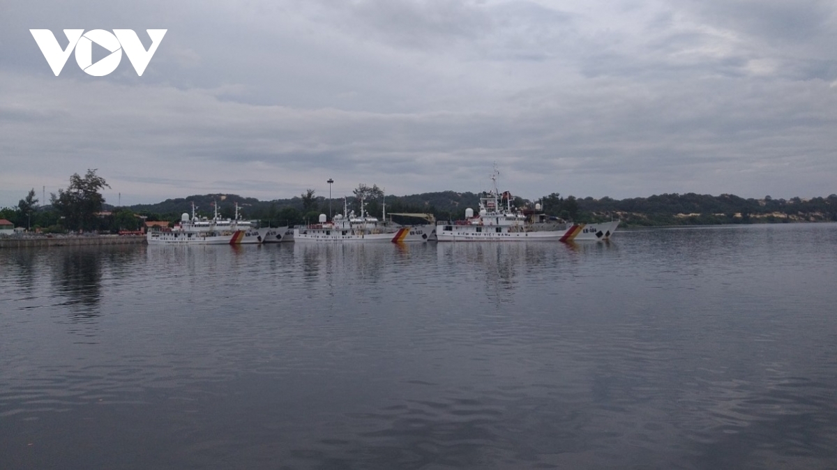 The two fishing boats carrying 26 fishermen capsized off the central coasts of Phu Yen and Khanh Hoa provinces on October 27 as they were seeking shelter. At present all the fishermen remain missing.