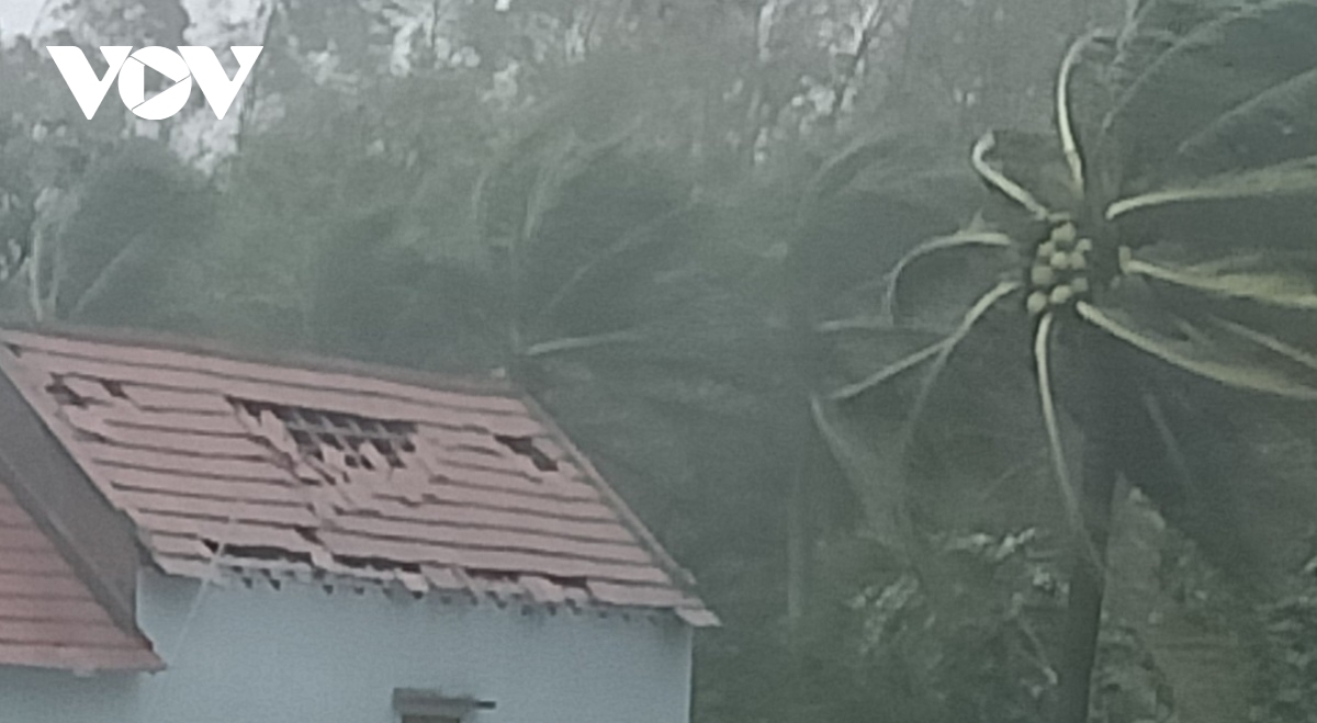 The roof of a home in Binh Dong commune, Quang Ngai province, is blown off by strong winds.
