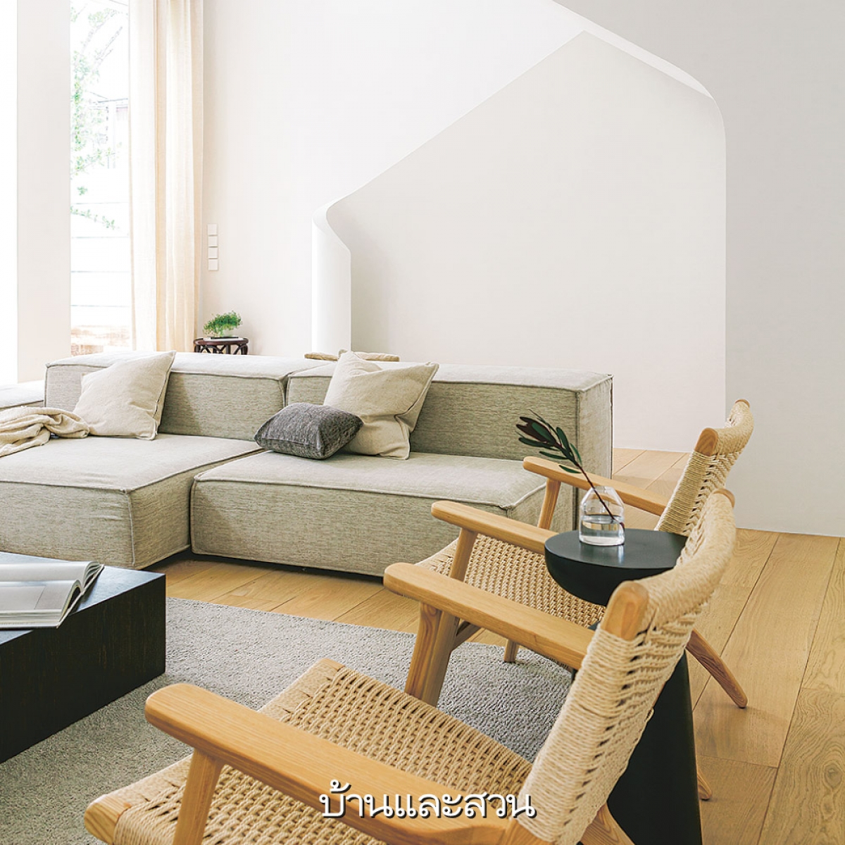 Sàn gỗ giúp căn nhà trở nên ấm áp hơn tương phản với tông nền màu trắng sáng.