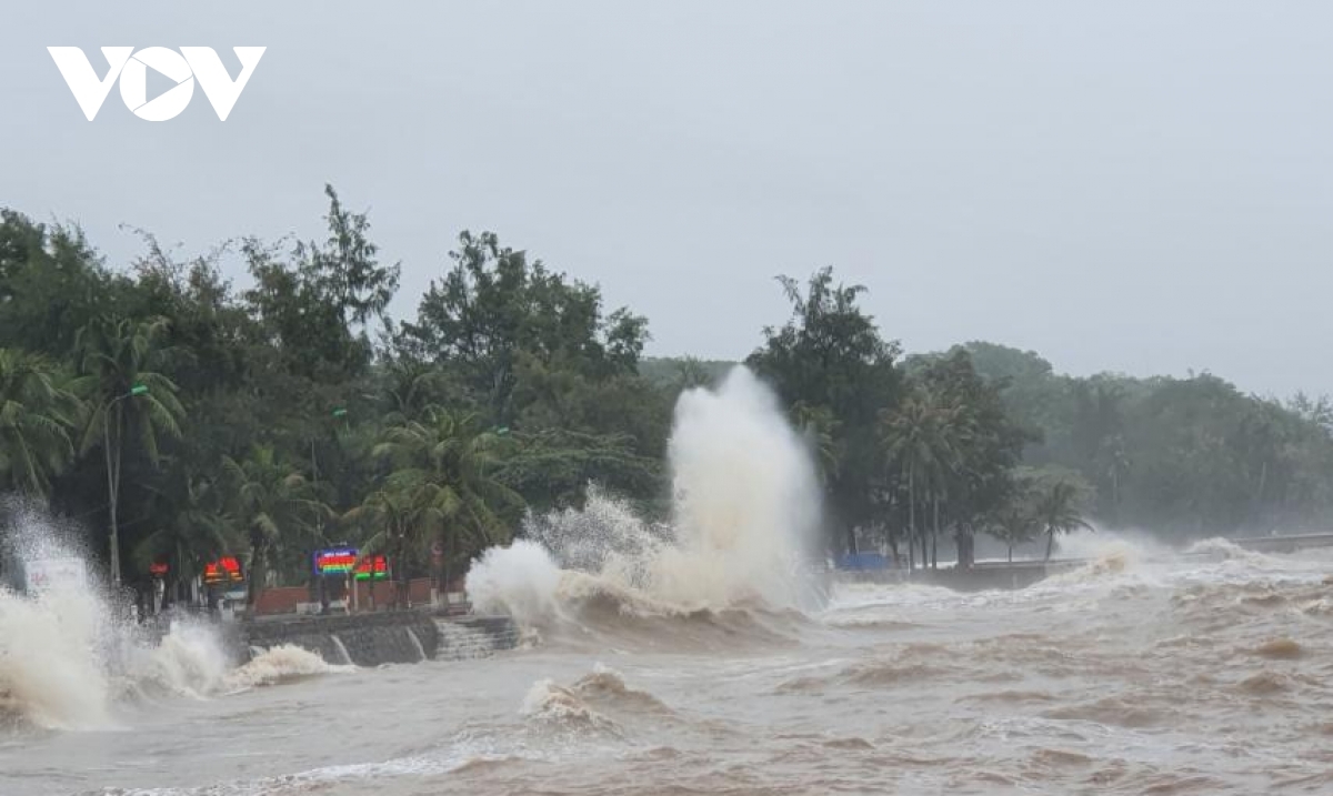 Strong winds and high sea waves in Do Son district cause damage to coastal embankments.