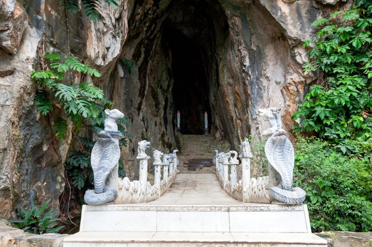 Hell Cave is situated within the marble mountains between Da Nang&nbsp;and Hoi An. The area is a popular attraction because of the unique cave formations and the pagodas carved within them, although Hell Cave stands out among them.