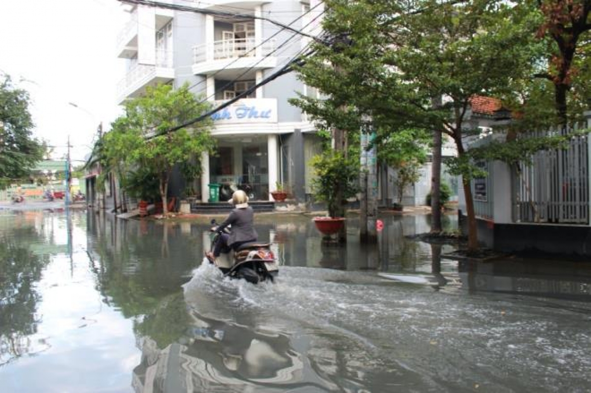 Cũng theo người dân, nếu không có việc gì cần thiết sẽ hạn chế ra khỏi nhà, tránh thiệt hại về “kinh tế”. Vì mỗi lần di chuyển ra khỏi hẻm, xe máy, xe điện đều chết máy./.