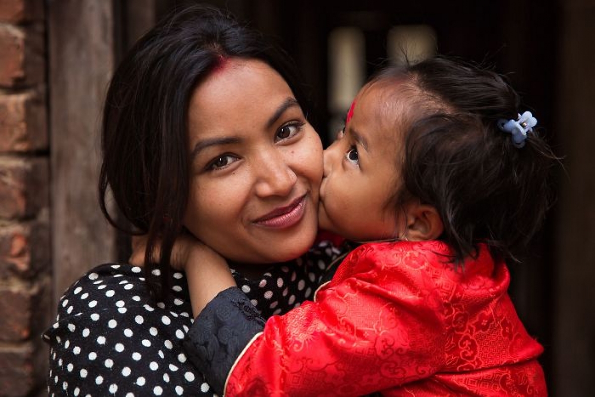 Hai mẹ con ở vùng Kathmandu, Nepal.