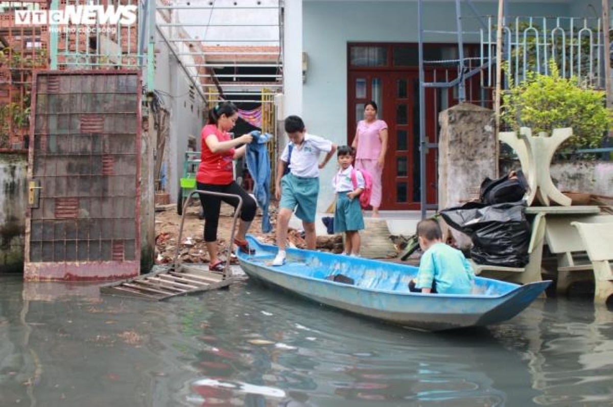 Nhiều ngày qua, triều cường liên tục đạt đỉnh khiến con hẻm 719 đường Huỳnh Tấn Phát (Quận 7, TP.HCM) luôn trong tình trạng ngập nước, làm đảo lộn cuộc sống của người dân.