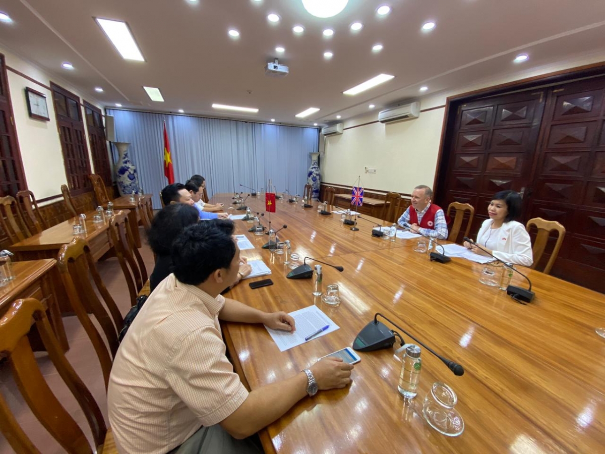 During the course of the meeting, the British diplomat extended his sincere condolences to the people of Quang Binh for their losses and the destruction of their property following periods of intense storms and flooding.