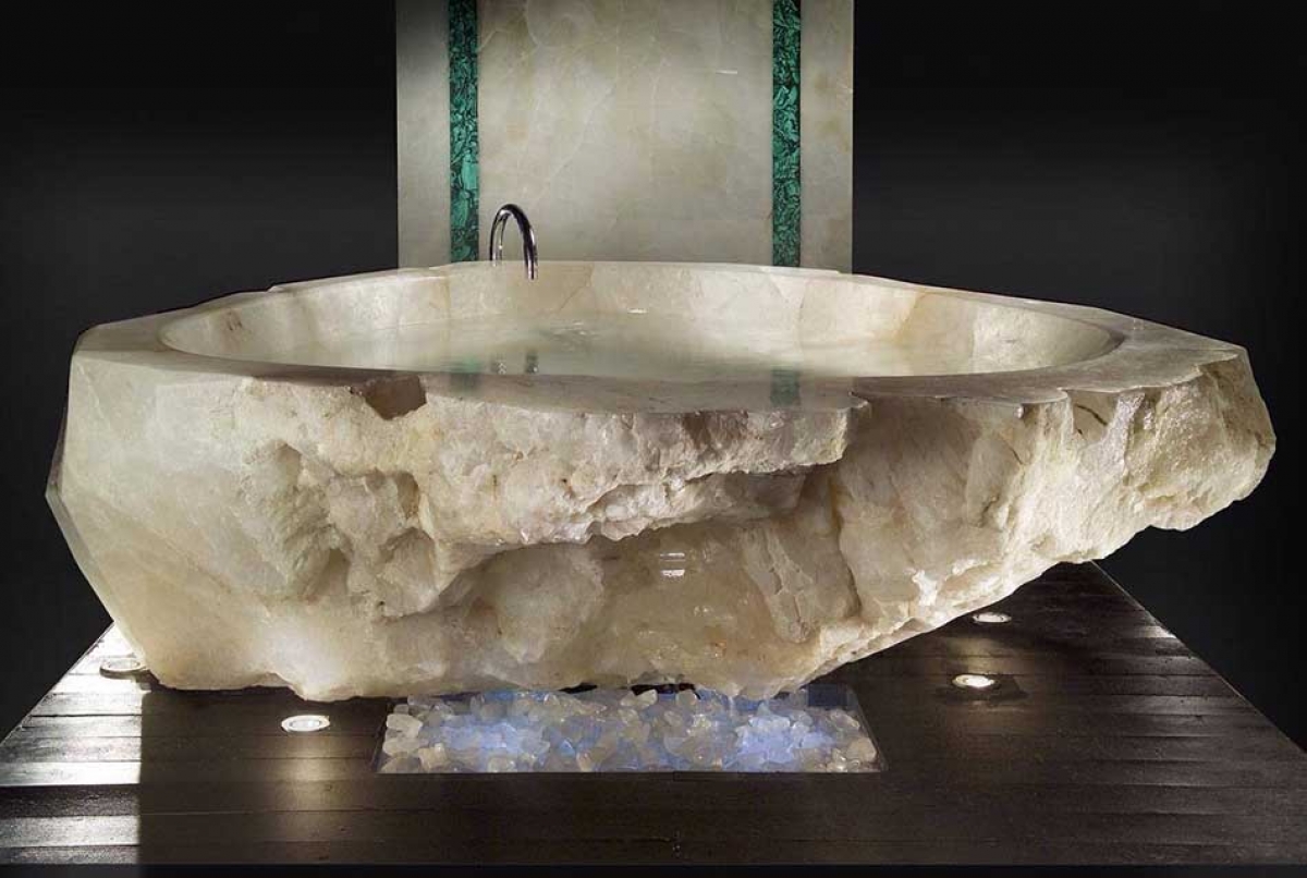 Bồn tắm Baldi Rock Crystal Bathtub mang phong cách Italy, được làm từ đá quý và đính kim cương. Sản phẩm này trị giá 790.310 USD.