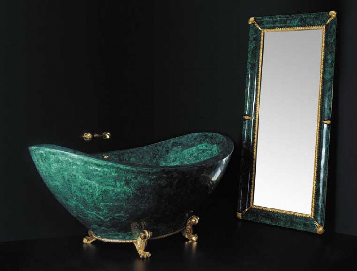 Baldi Malachite Bathtub do nhà thiết kế nổi tiếng người Italy Luca Bojola lên ý tưởng. Bồn tắm này được làm bằng đá quý và chân của nó được đúc bằng vàng 24k, được bán với giá 222.000 USD.