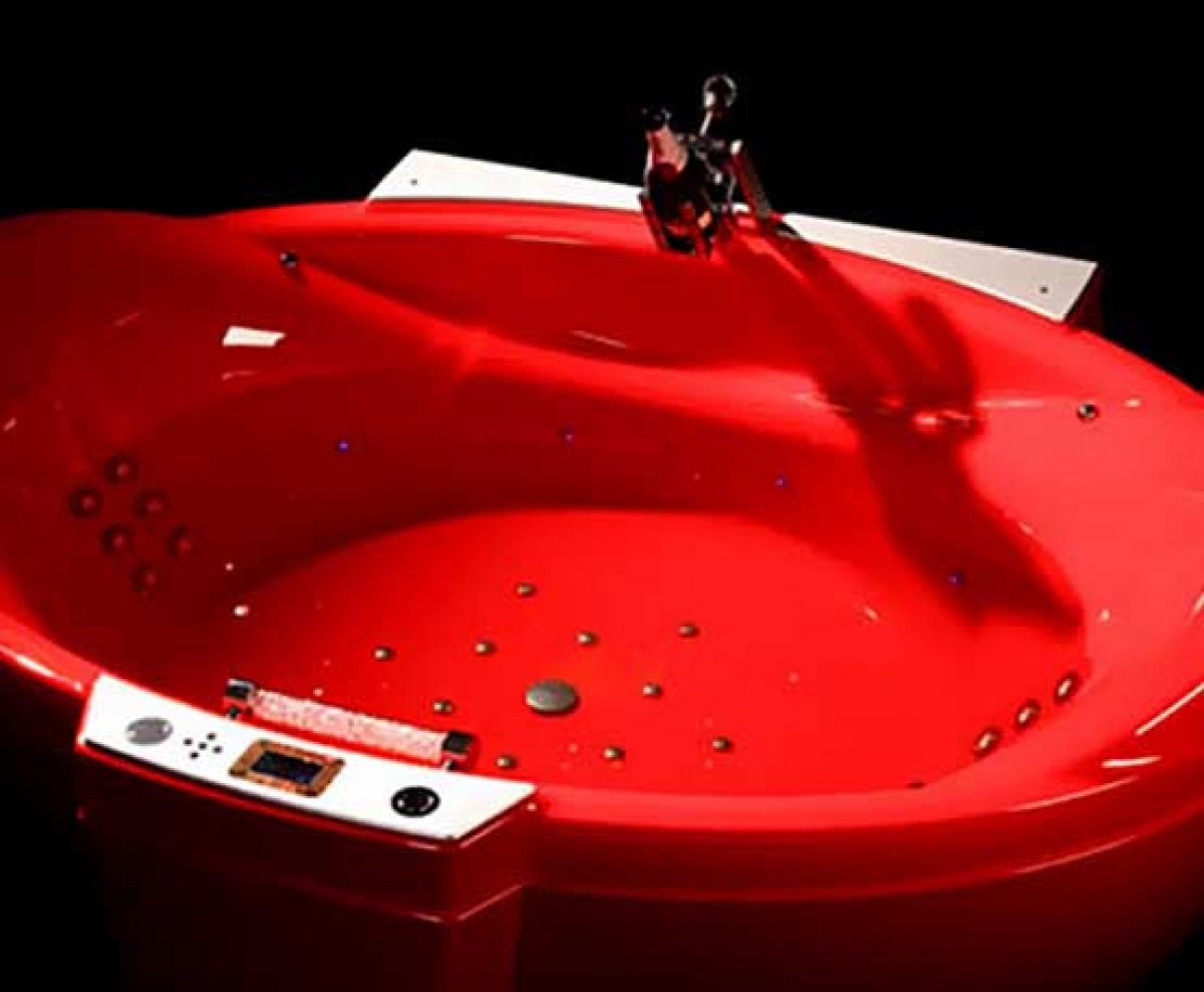Red Diamond là chiếc bồn tắm được làm bằng vàng 18k với nhiều chi tiết giúp mát-xa toàn thân. Sản phẩm cao cấp này có giá 47.200 USD.