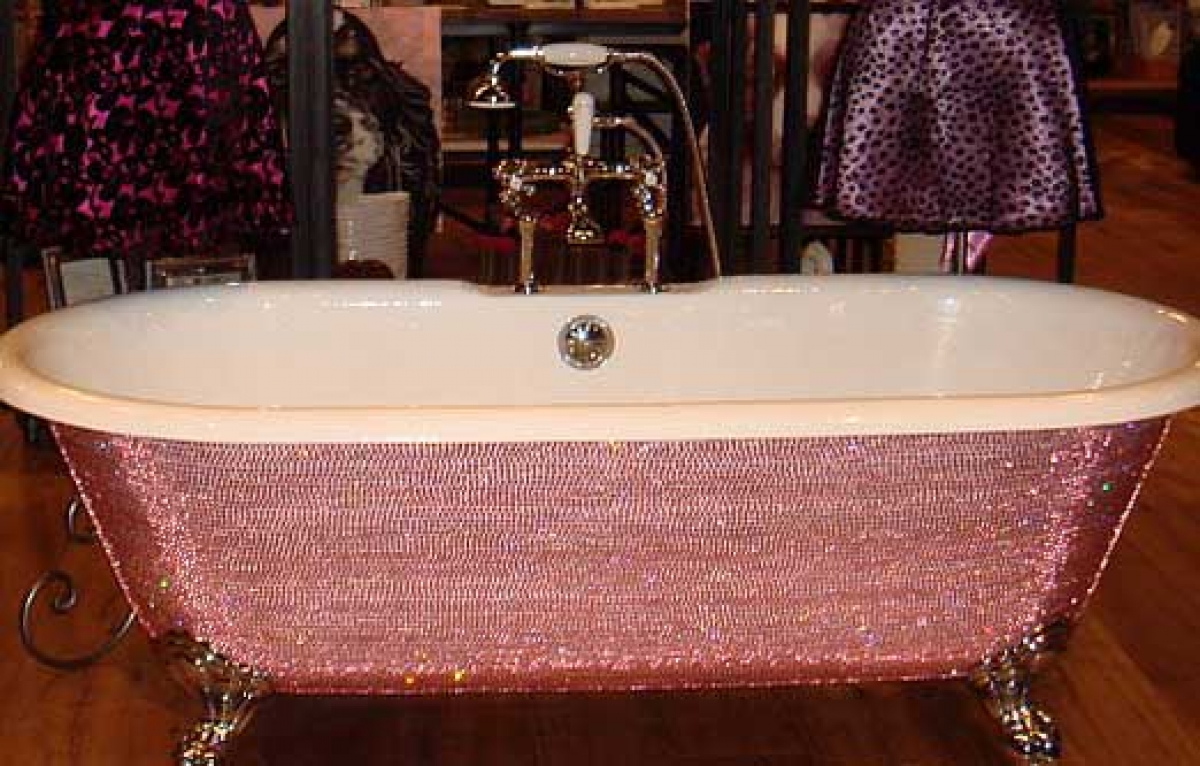 Được đính đầy đá quý, chiếc bồn tắm Diamond Bathtub được bán với giá 39.000 USD.