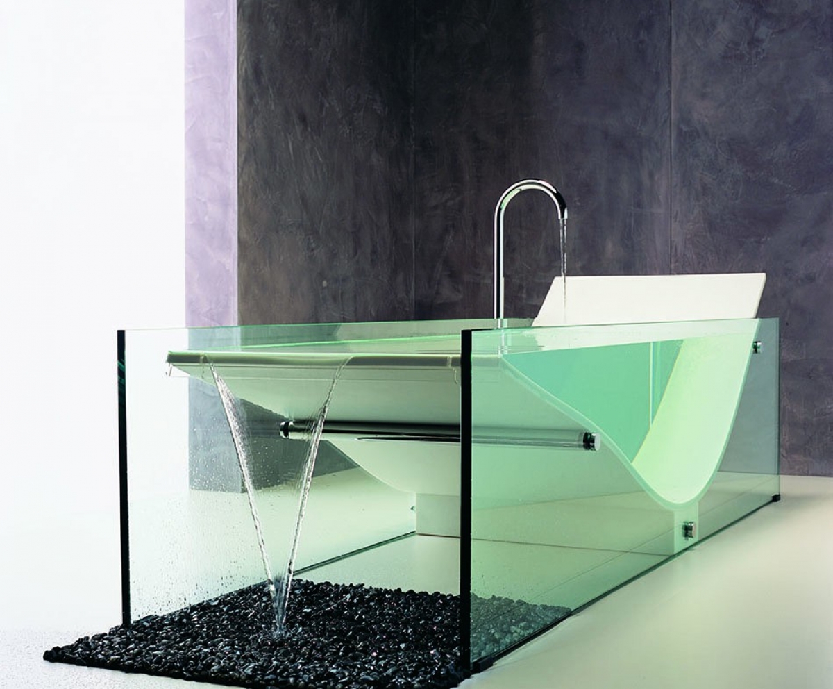 Mang phong cách thanh lịch, hiện đại, chiếc bồn tắm Le Cob Glass Bathtub có giá 34.000 USD./.