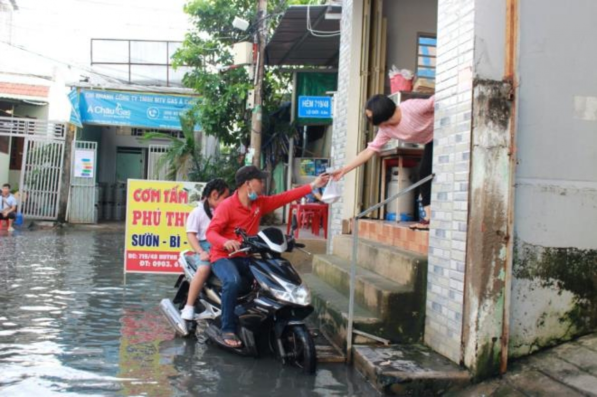 Do ảnh hưởng từ triều cường nên quán cơm tấm trong con hẻm 719 cũng vắng khách, chỉ lác đác vài người tới mua đi.