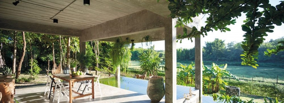 Sự mộc mạc của trần xi măng tạo sự hòa hợp giữa ngôi nhà và thiên nhiên./.