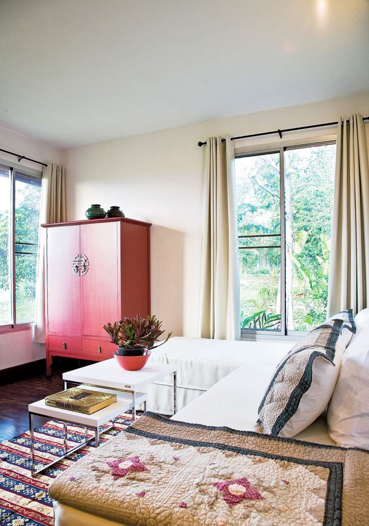 Với những cánh cửa cao, lớn mang ánh sáng, thiên nhiên ngập tràn, giúp chủ nhân có một giấc ngủ nhẹ nhàng, bình lặng khác hẳn với chốn xô bồ, bí bách nơi phố thị.