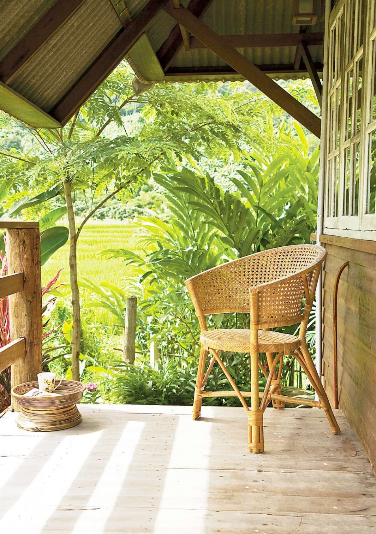 Chủ nhân thỏa sức ngắm cảnh, hít thở không khí trong lành từ cuộc sống nơi đây.