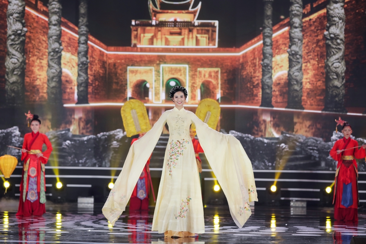 Ngoc Han, Miss Vietnam 2010, opens the show by wearing an Ao Dai in celebration of the 1010th anniversary of Thang Long citadel, now Hanoi capital.