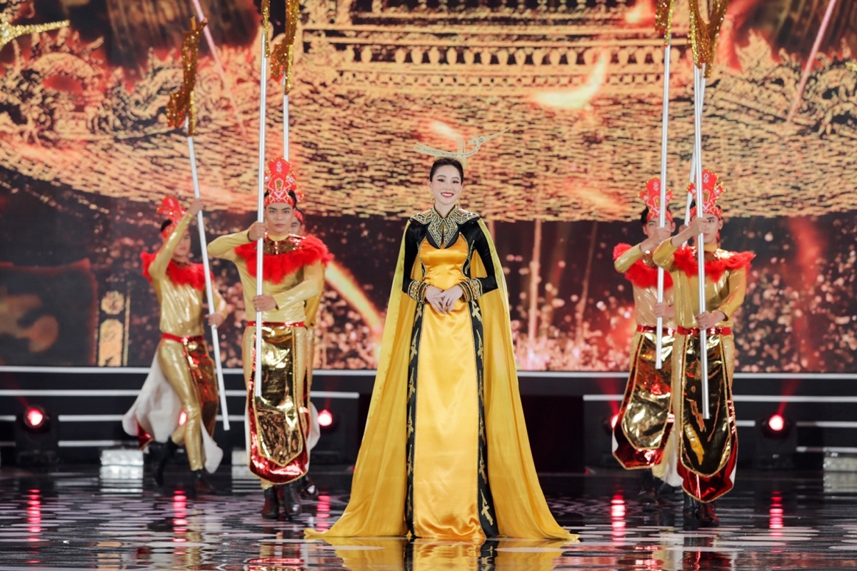 Dang Thu Thao, Miss Vietnam 2012 winner, displays an outfit created by designer Song Toan.