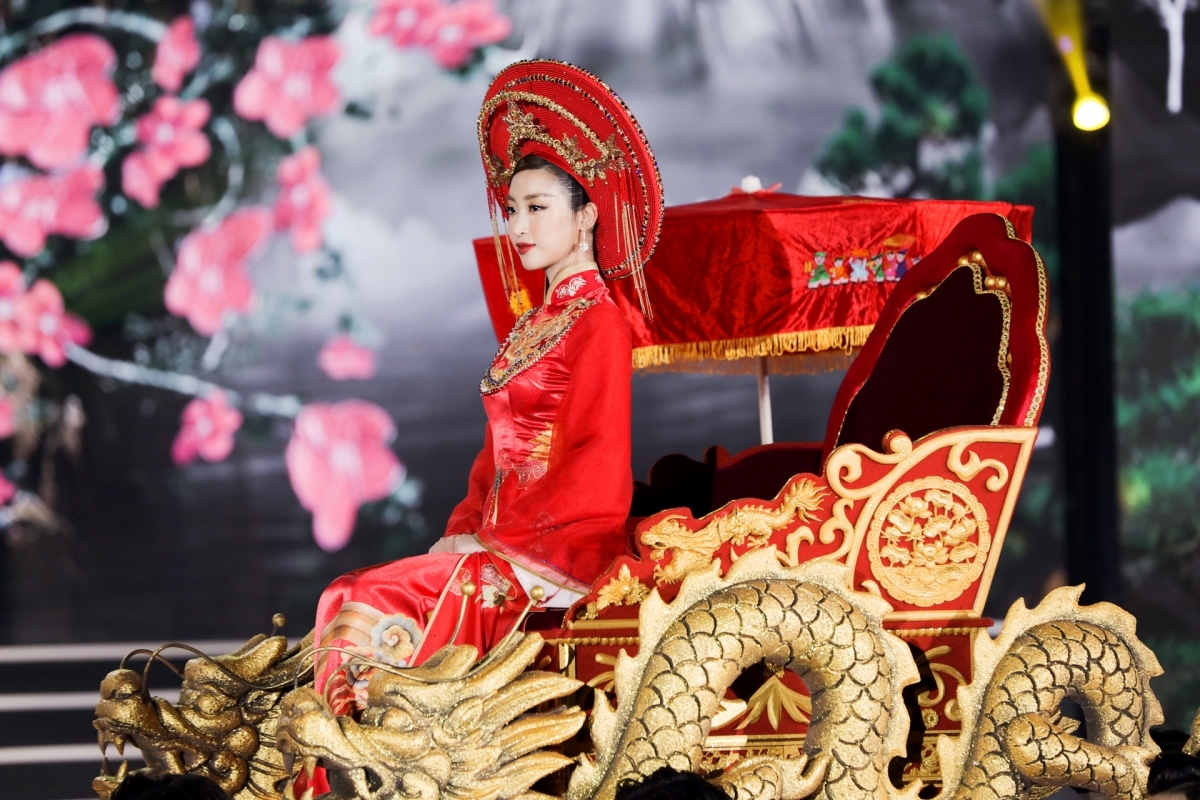 Do My Linh, the winner of Miss Vietnam 2016, appears graceful as she wears an outfit in a Hue royal style.