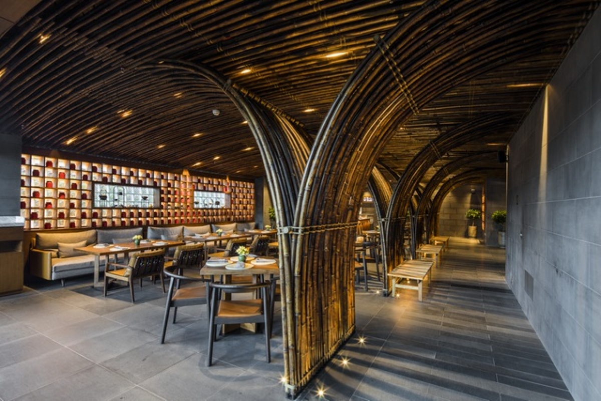 Situated on My Khe beach, the hotel is a resort built to accommodate guests so they can feel the light from the sun, wind, and fresh air being blown in from the sea.