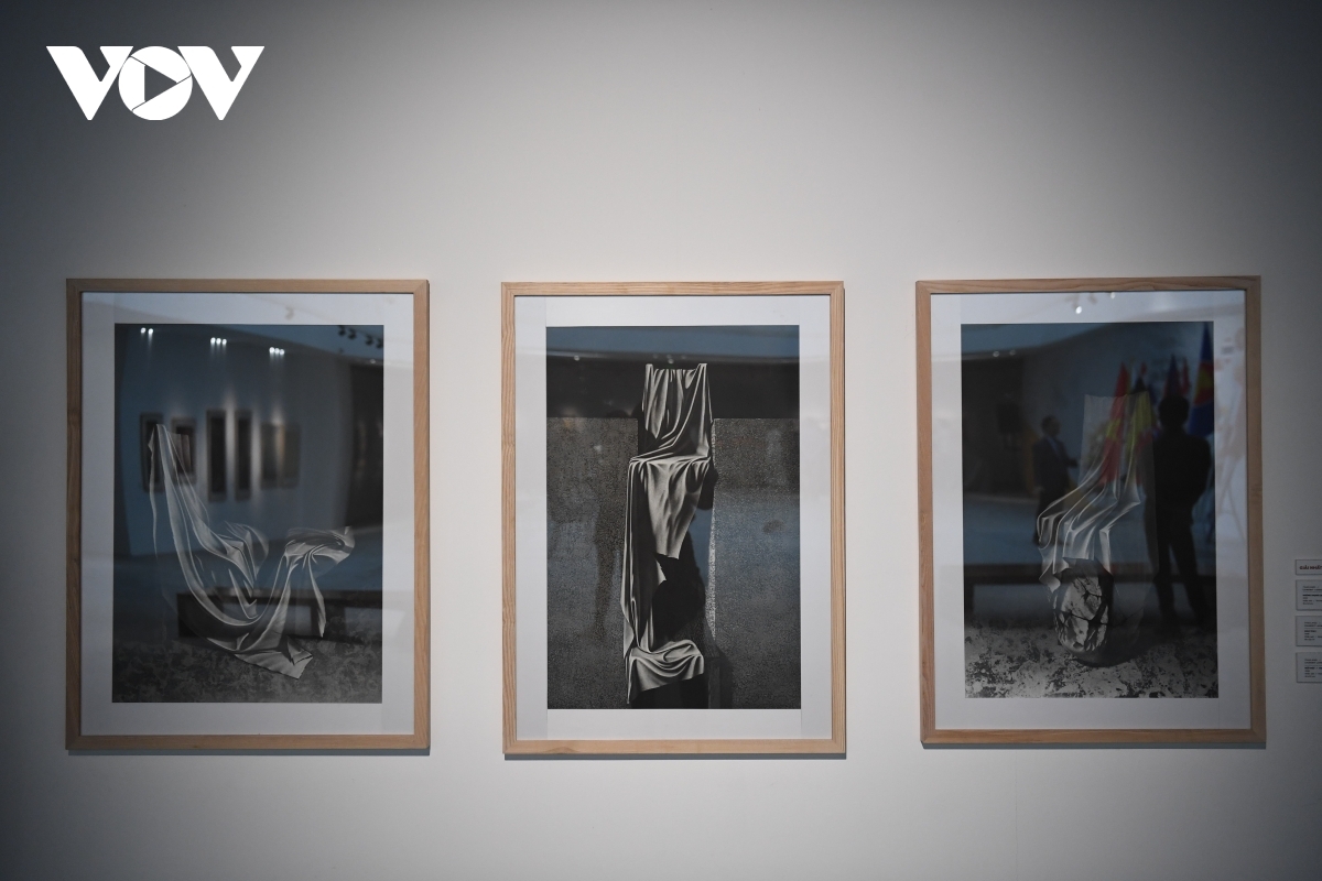 The competition sees a total of 345 entries by 182 painters from 10 ASEAN member states, with the artistic council made up of individuals from the nation, along with those from Thailand and Japan, selecting 117 works by 84&nbsp;painters&nbsp;for the exhibition. Pictured is an artwork produced by Thai painter Chakrit Lapaudomloet which claims first prize.