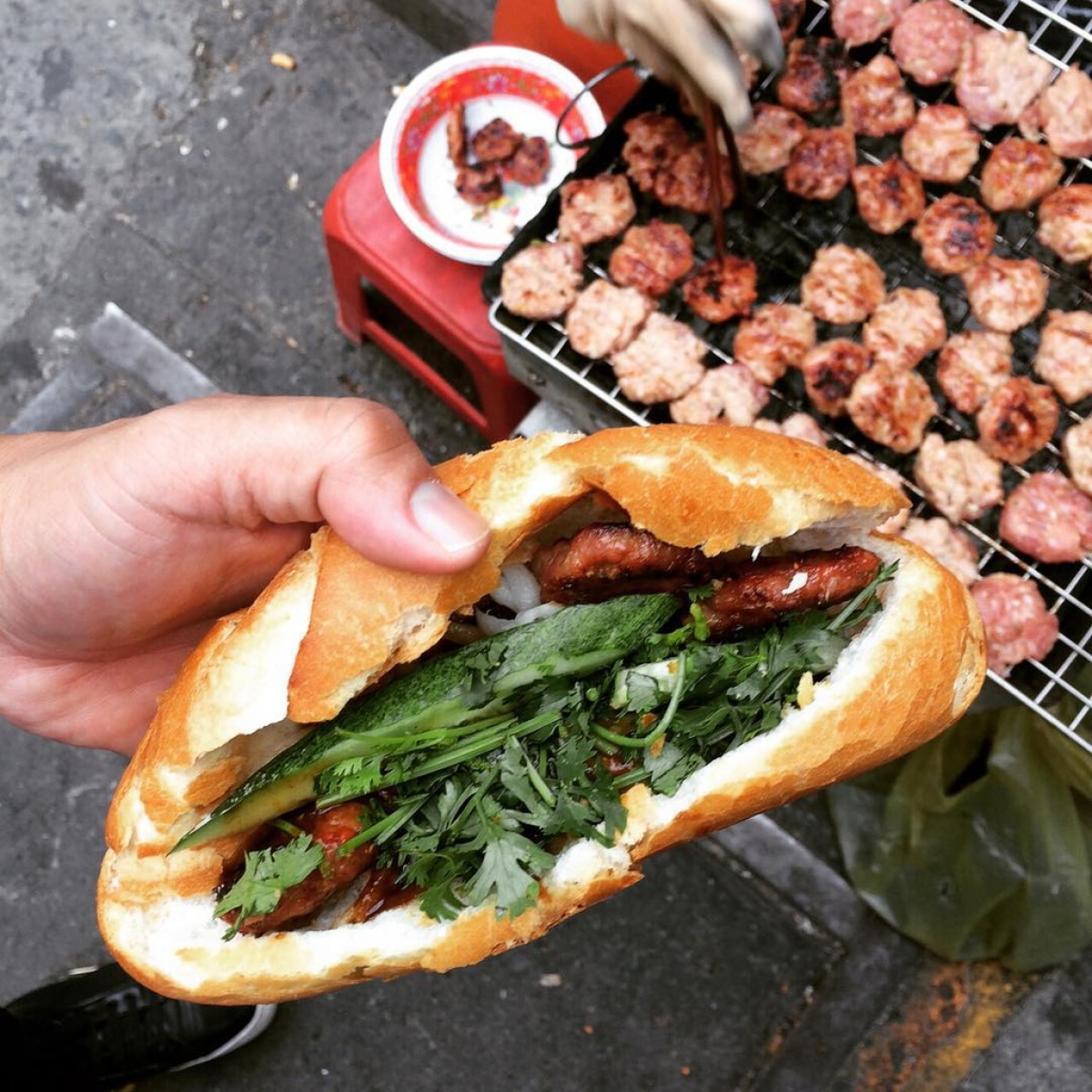 The grilled meat from this stand is quite different from the others and is a delicious snack for visitors. (Photo: Lukenguyencooks)