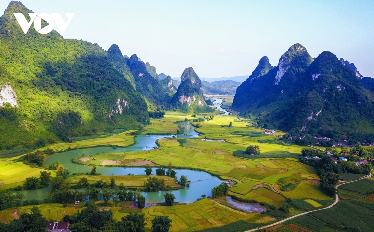 Tourists can enjoy discover karst landscapes in the eastern part of the park.