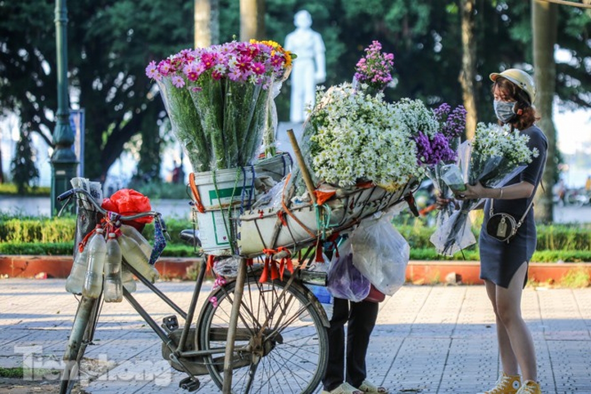 Small flowers are among the most popular items for locals to decorate their homes or offices with.