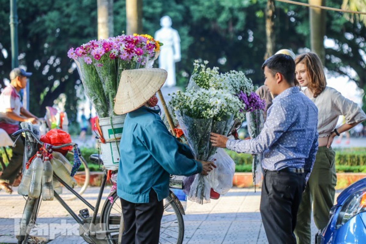 A bunch of ox-eye daisies can be purchased for between VND30,000 and VND50,000, (around US$1.3 - 2.17) for small sizes, and between VND100,000 and VND150,000, (US$4.34 - 6.52) for large sizes.