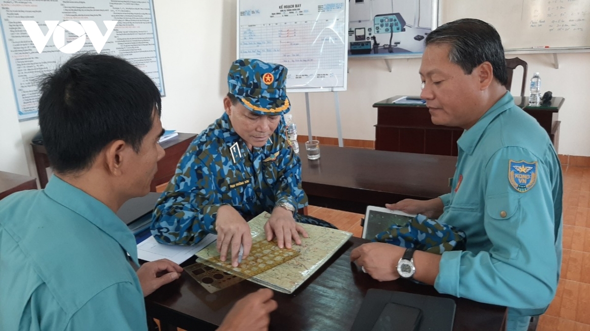 The Vietnam Air Force - Air Defense Force’s command post is located in Da Nang city and is directed by Major General Pham Truong Son, Deputy Commander of the force. In the Photo, Maj. Gen. Son is checking a flight plan.
