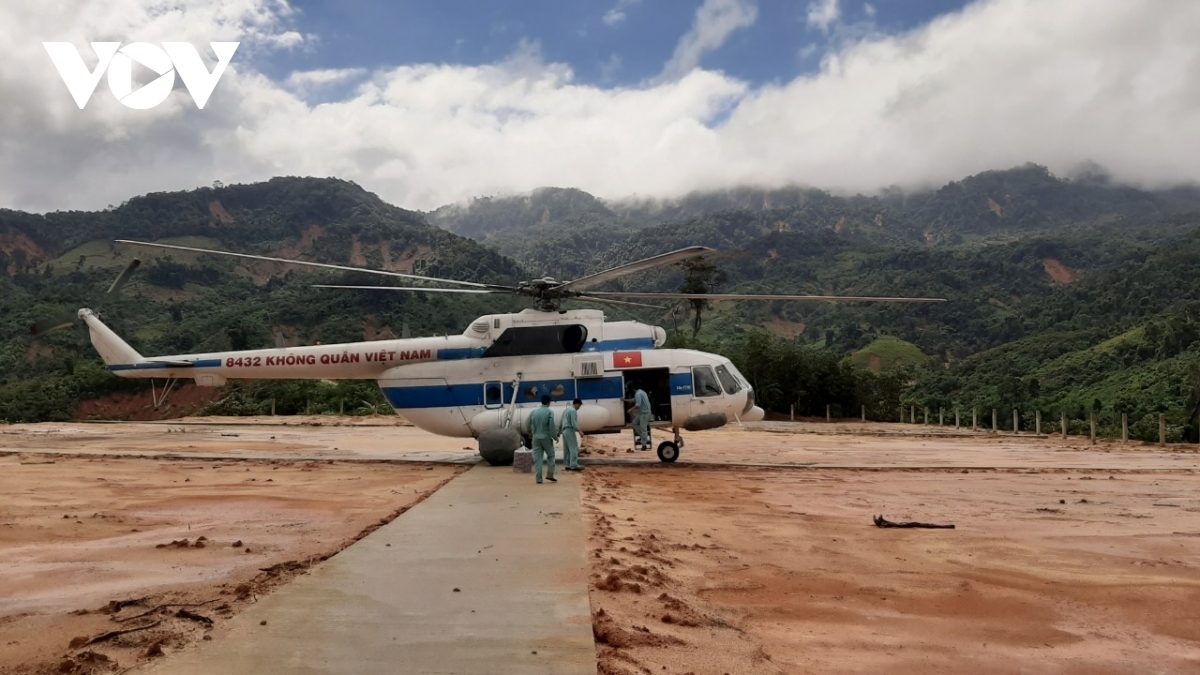 Helicopter Mi171 controlled by Lieutenant Colonel Nguyen Ngoc Trung, Commander of Regiment 930, has dropped 4 tonnes of supplies to Phuoc Loc and Phuoc Thanh – the two inaccessible communes in Quang Nam.