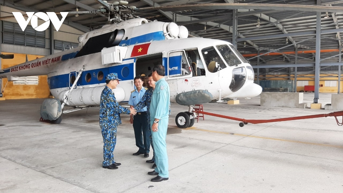 Each flight carries about 2 tonnes of emergency supplies, including food and other daily necessities to people in distress.