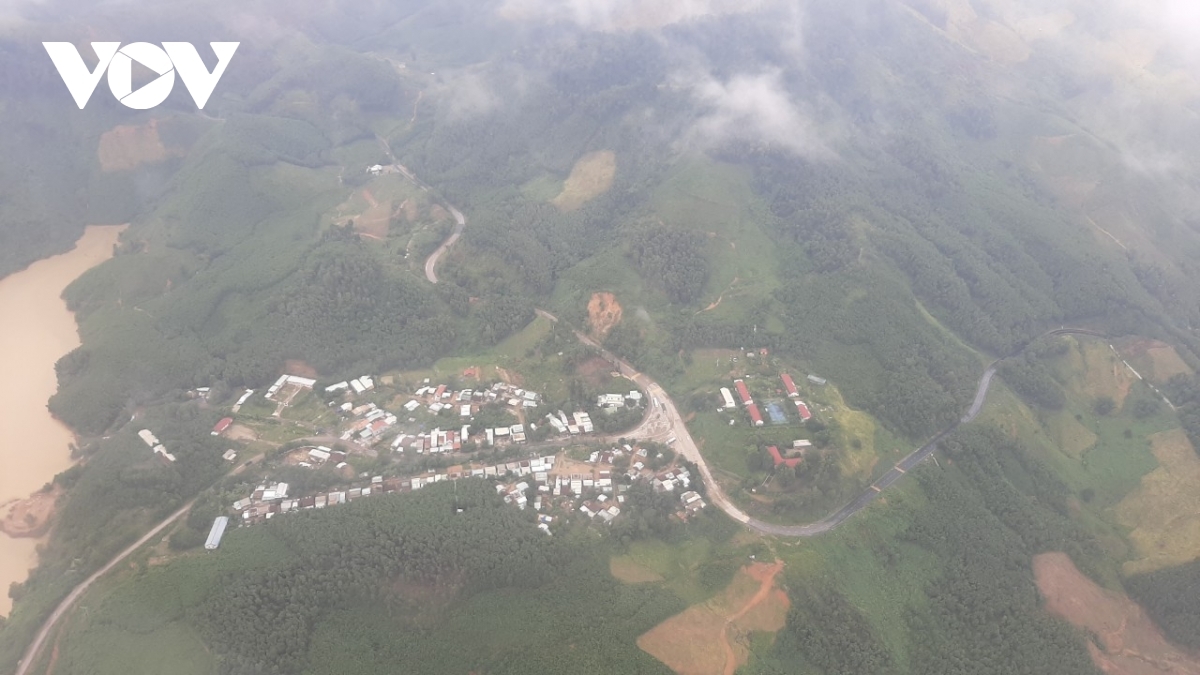 Quang Nam authorities have asked for food, drinking water, medicine and other necessities to be supplied to people in the cut-off areas within 30 days.