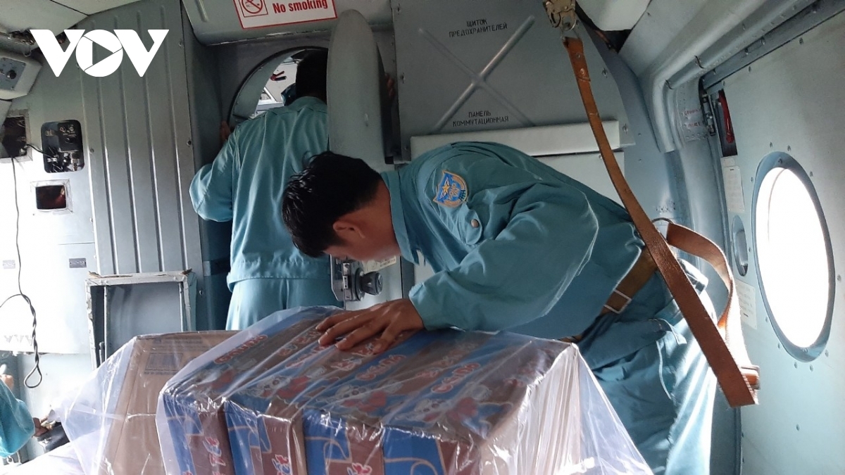 Rescue workers are busy dropping the daily supplies to the playground of the school.