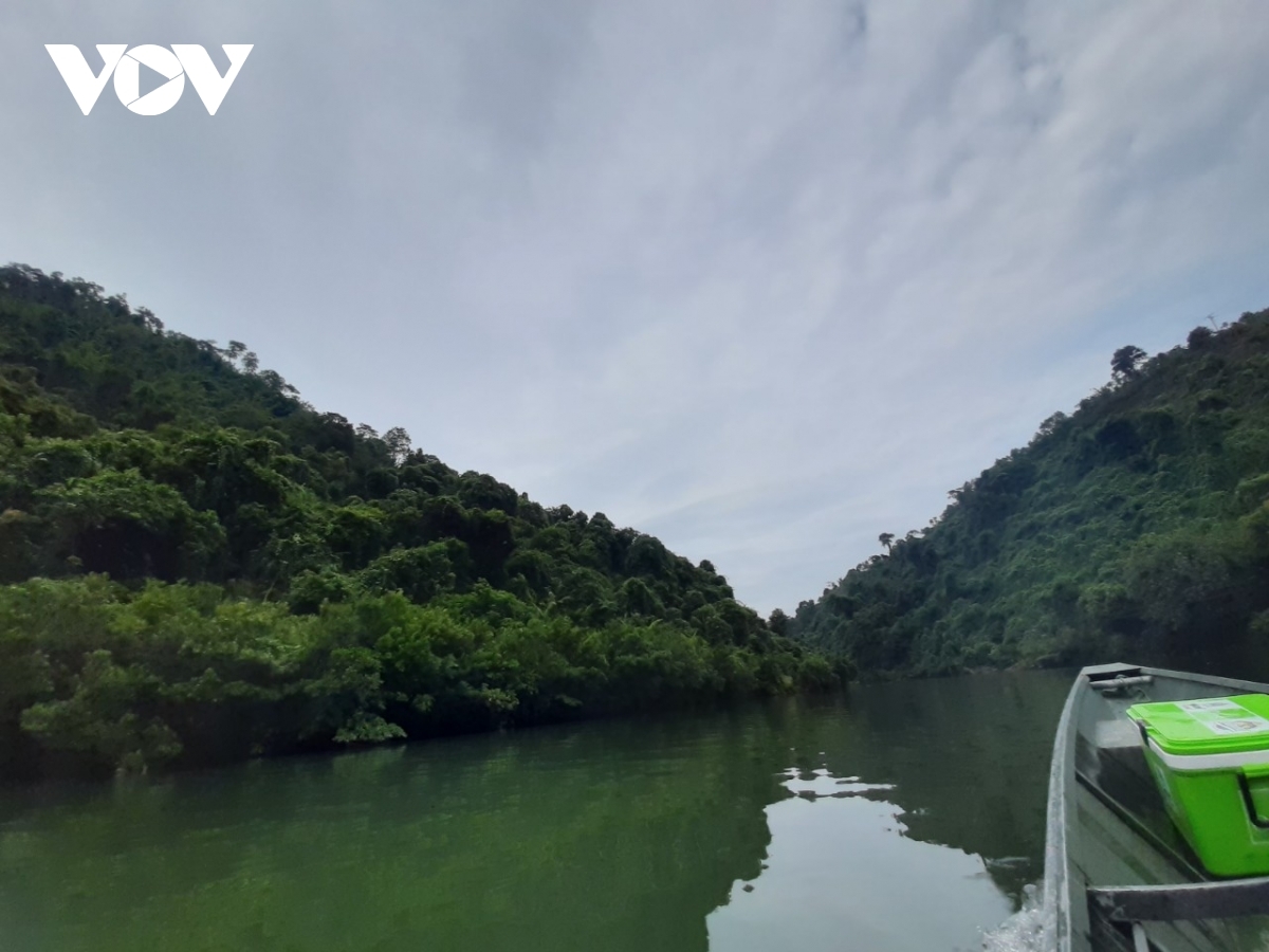 Ahead of reaching Co Phat village in Mon Son commune of Con Cuong district, the home of the Dan Lai ethnic group, tourists must spend between two and three hours travelling along the Giang river.