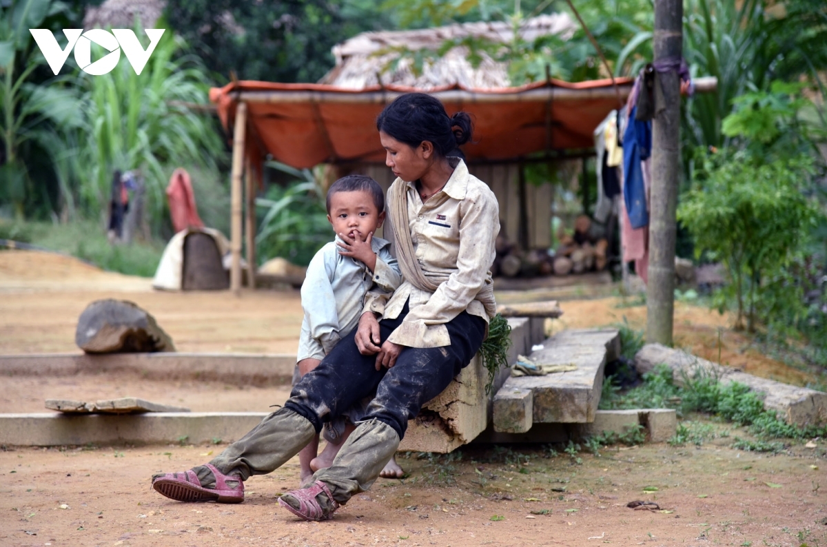 There are many unique parts of traditional Dan Lai culture that are still practiced today, including sleeping while sitting and bringing new-born babies to have a shower in a cold river in order to challenge the child’s health.