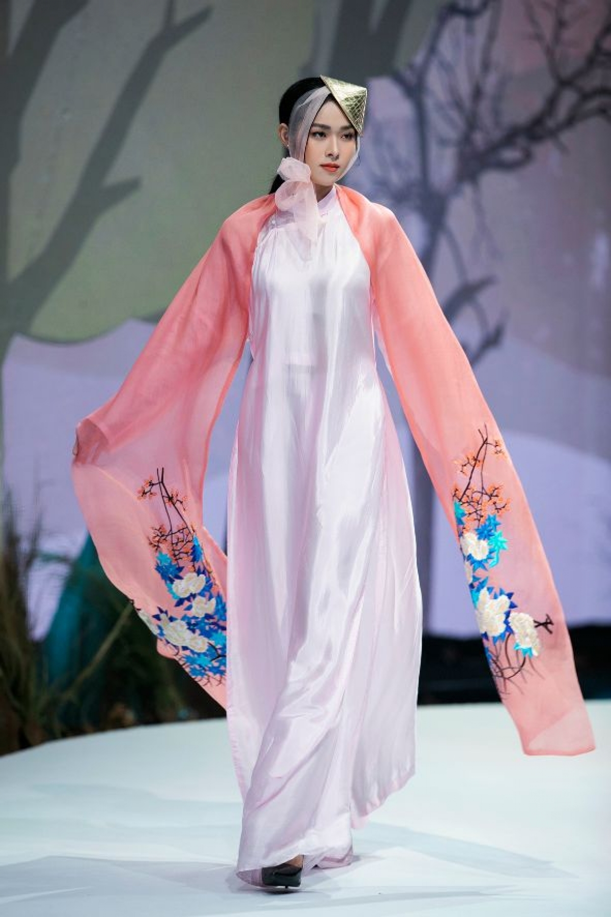 An Ao Dai collection by designer Vu Viet Ha opens the fashion show, with actress Diep Bao Ngoc serving as vedette for the occasion.