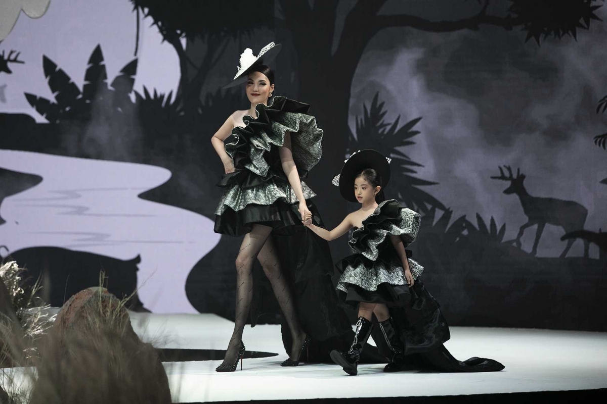 Lan Khue (L), Miss Ao Dai 2015, models an outfit by designer Ta Linh Nhan.